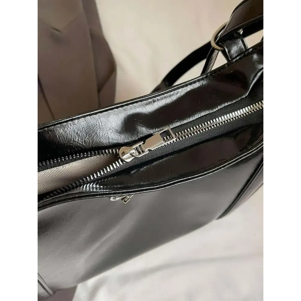 Elevate Your Wardrobe with an Elegant Large PU Leather Bag in Luxury Fashion