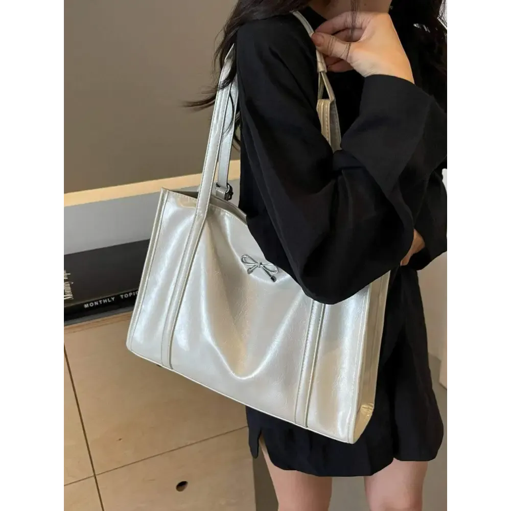 Elevate Your Wardrobe with an Elegant Large PU Leather Bag in Luxury Fashion