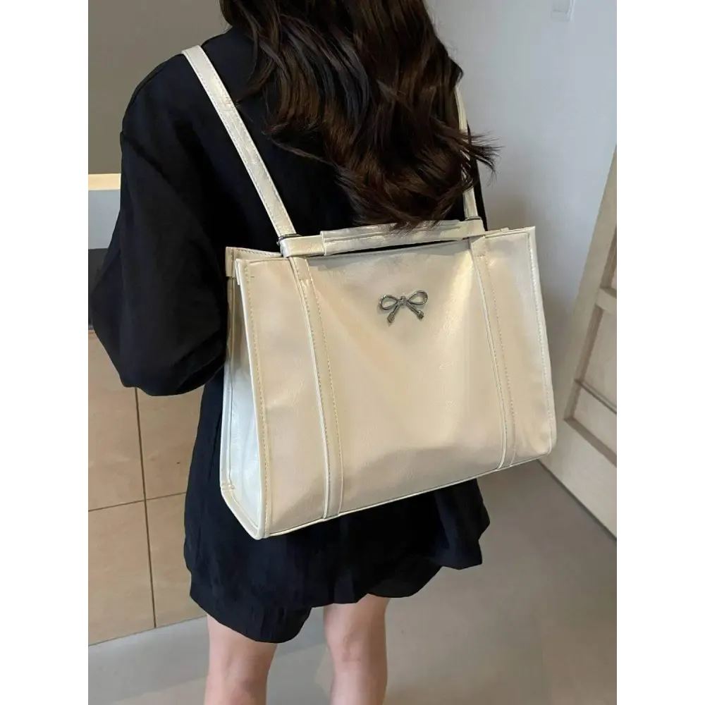 Elevate Your Wardrobe with an Elegant Large PU Leather Bag in Luxury Fashion
